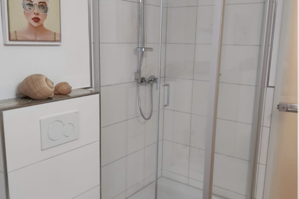Badezimmer mit Dusche der Ferienwohnung Parkblick am Buhl'schen Park
