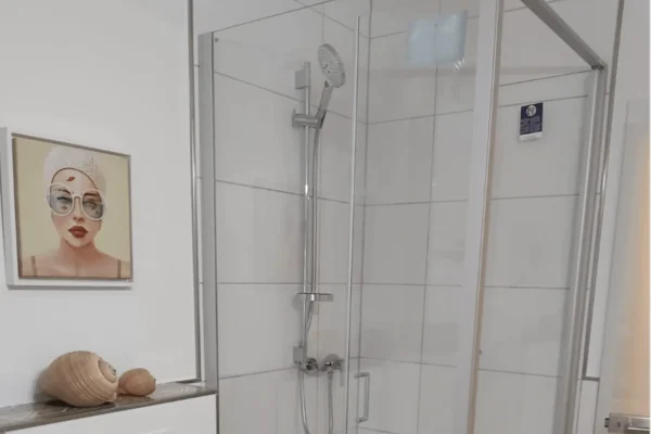 Modernes Badezimmer der Ferienwohnung Parkblick in Deidesheim mit bodengleicher Dusche.