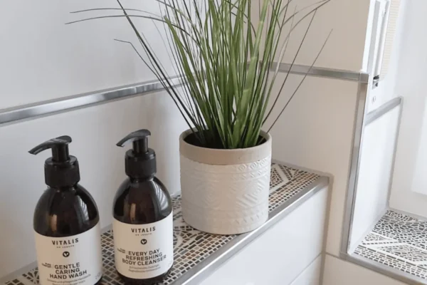 Modernes Badezimmer der Ferienwohnung Parkblick in Deidesheim mit ebenerdiger Dusche, hochwertigen Pflegeprodukten und stilvoller Ausstattung.