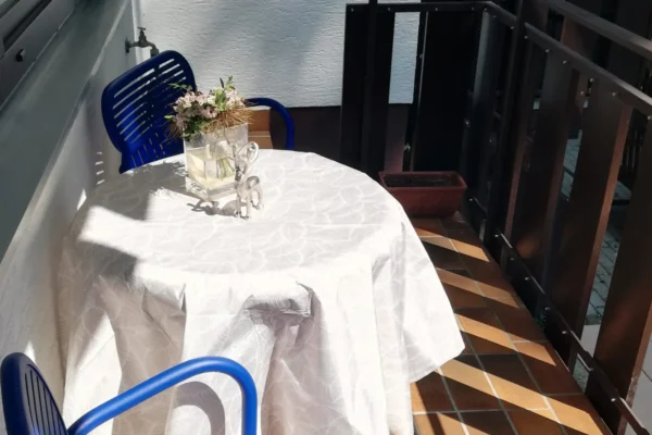 Möblierter Balkon der Ferienwohnung Parkblick in Deidesheim mit Sitzgelegenheit – ideal zum Frühstück oder für einen entspannten Abend nach einem Ausflug.