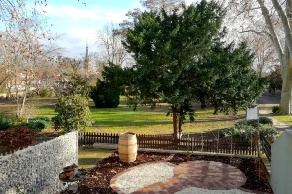 Blick auf den historischen Bühlschen Park in Deidesheim mit gepflegter Gartenanlage, altem Baumbestand und Spazierwegen – grüne Oase nahe der Ferienwohnung Parkblick.