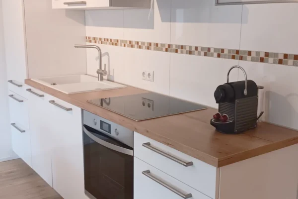 Moderne und voll ausgestattete Küche der Ferienwohnung Parkblick in Deidesheim.