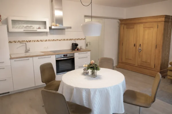 Moderne Wohnküche der Ferienwohnung Parkblick in Deidesheim mit Esstisch, Einbauküche und gemütlichem Wohnambiente.
