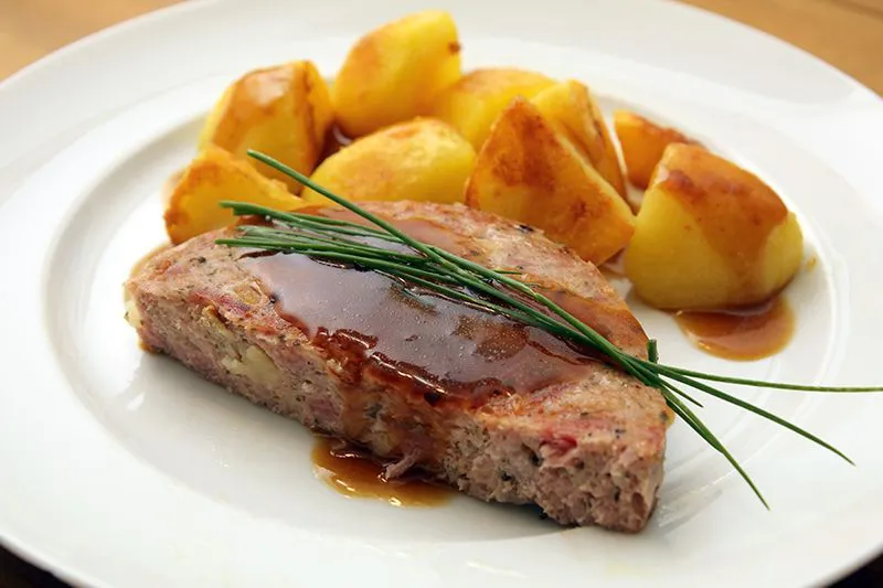 Traditioneller Pfälzer Saumagen – eine kulinarische Spezialität der Region Deidesheim.
