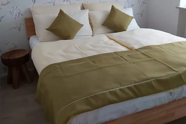 Gemütliches Schlafzimmer der Ferienwohnung Parkblick in Deidesheim mit komfortablem Doppelbett.