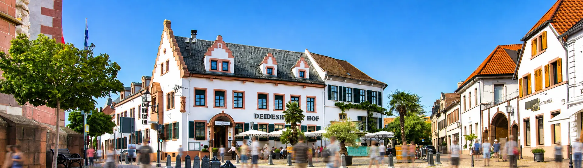 Historischer Marktplatz in Deidesheim mit dem Deidesheimer Hof und der Altstadt an einem sonnigen Tag.